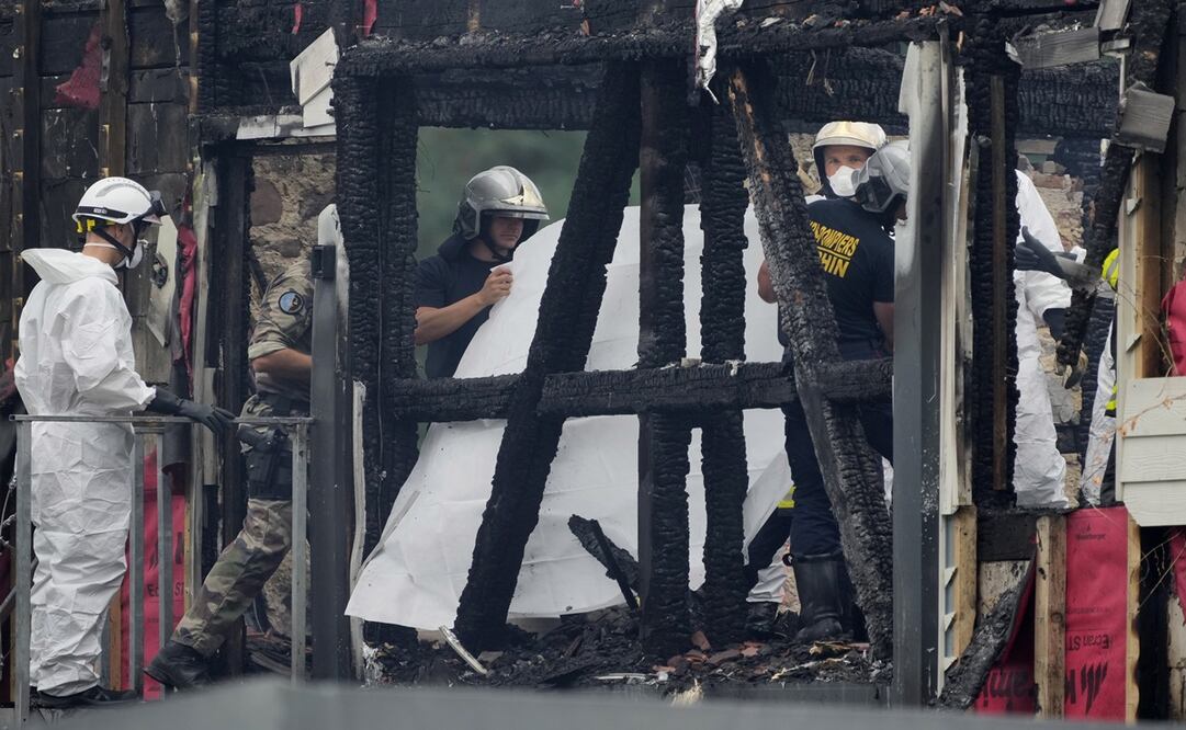 Los bomberos trabajan en el lugar donde ocurrió un incendio en una casa de vacaciones para discapacitados en Wintzenheim, noreste de Francia. Foto: EFE