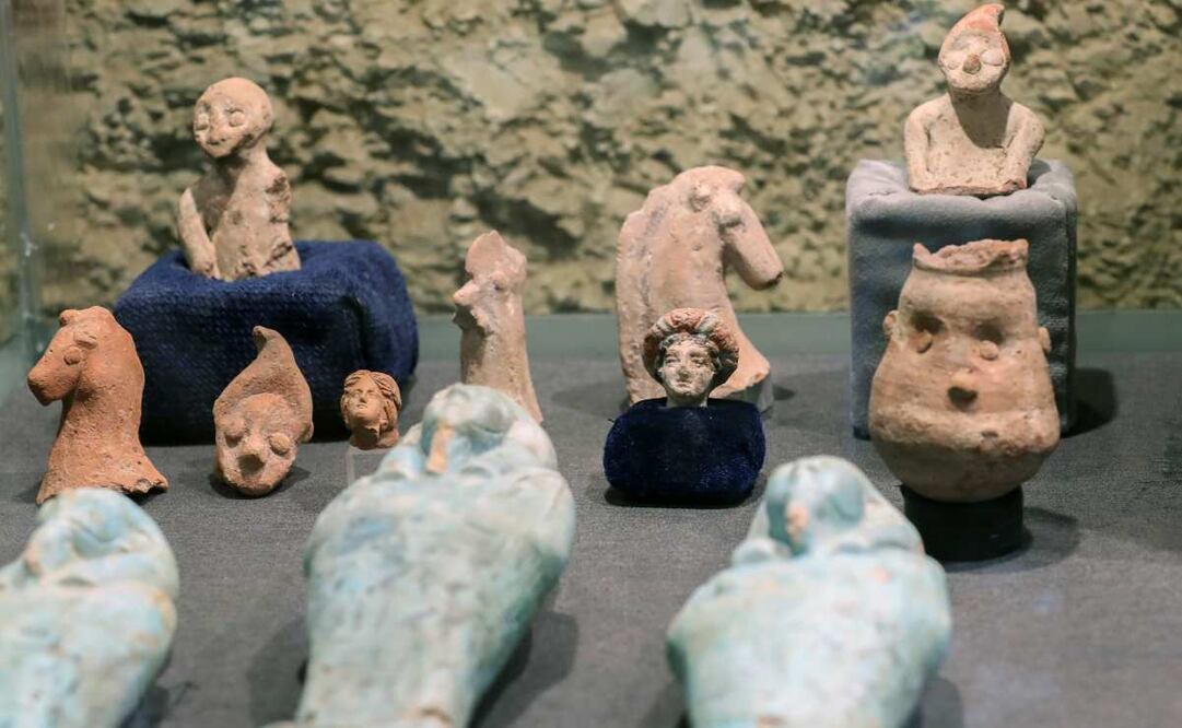 Artefactos recientemente desenterrados por la misión de la Fundación Zahi Hawass para Antigüedades y Patrimonio en exhibición en la calzada del templo funerario de la reina Hatshepsut en Deir al-Bahri en Cisjordania del Nilo, en Luxor, Egipto, el miércoles 8 de enero de 2025. Foto: AP