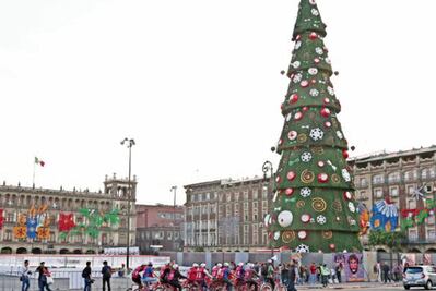 Pista de hielo inaugura la Navidad en el Zócalo