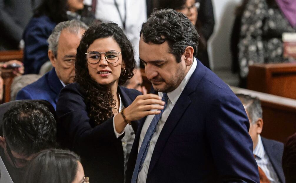 La presidenta nacional de Morena, Luisa
María Alcalde, y el secretario de Organización, Andrés Manuel López
Beltrán, acudieron al recinto de Donceles. Foto: Gabriel Pano / EL UNIVERSAL