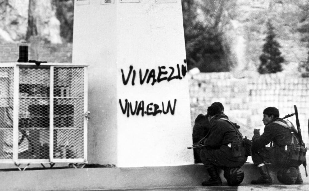 Foto de los primeros días de enero de 1994, durante la llegada del Ejército Nacional a la cabecera municipal de San Cristóbal de las Casas, Chiapas, zona controlada por el EZLN. “Viva el EZLN”, se leyó en pintas dejadas por los insurrectos. Foto: Archivo EL UNIVERSAL.