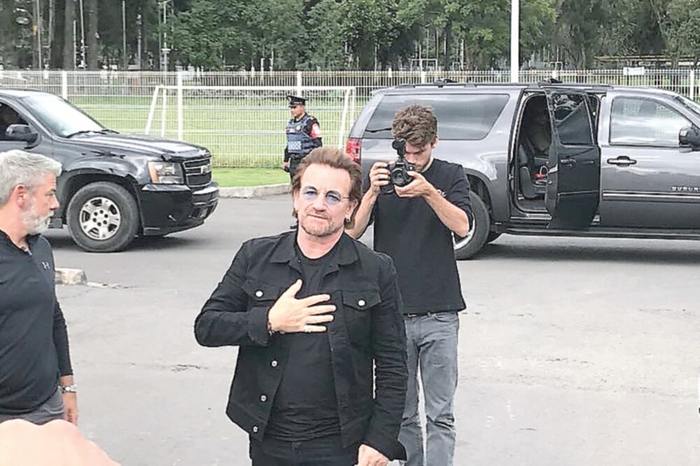 Primero llegaron The Edge y Adam Clayton y más tarde se les unió Bono para el ensayo de ayer en el Foro Sol (CORTESÍA JAVIER OLVERA)
