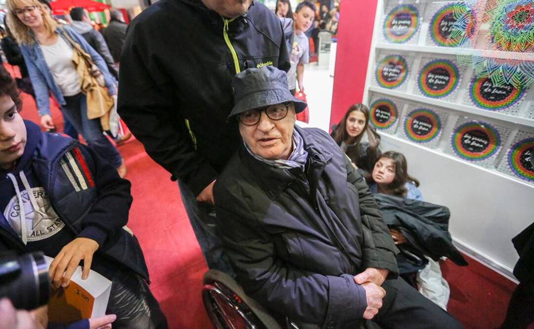 Quino se puso al frente de una kilométrica fila de seguidores ilusionados por conseguir una firma de quien a sus 83 años es considerado con creces uno de los mayores iconos de Argentina. FOTO: David Fernández/EFE.