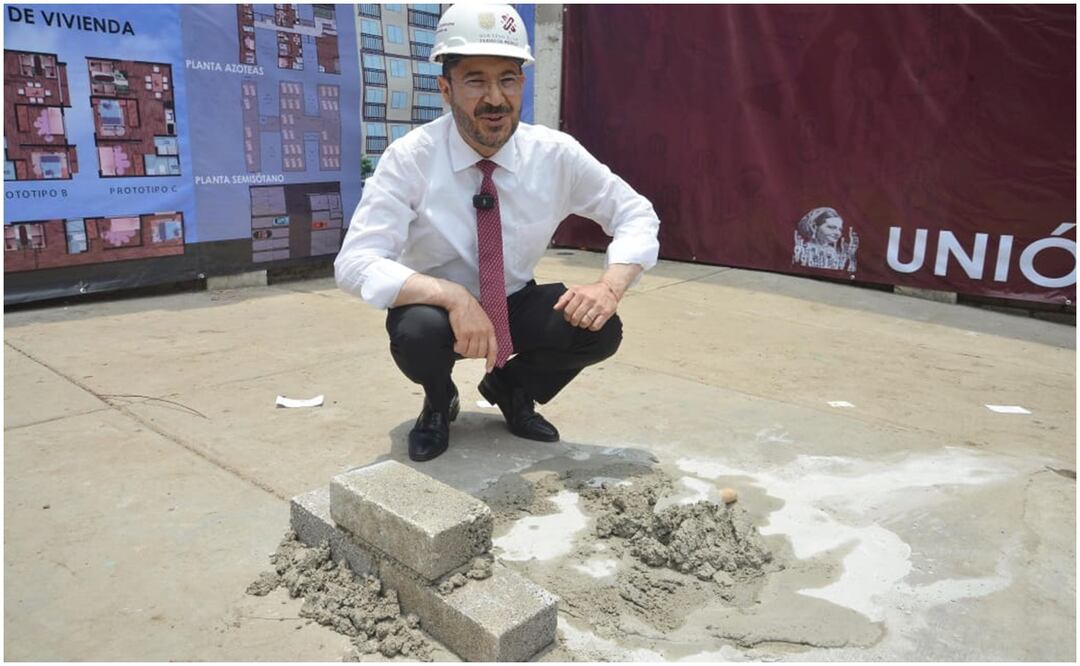 Por medio de redes sociales, Martí Batres compartió la colocación del primer ladrillo de lo que eventualmente se convertirá en el hogar de estas comunidades en Coyoacán. Foto: Especial