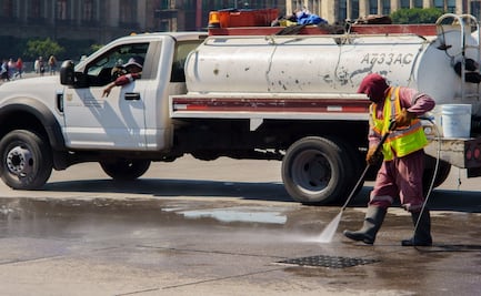 Realizan trabajos de limpieza en el Zócalo de la CDMX tras marcha de la Generación Z