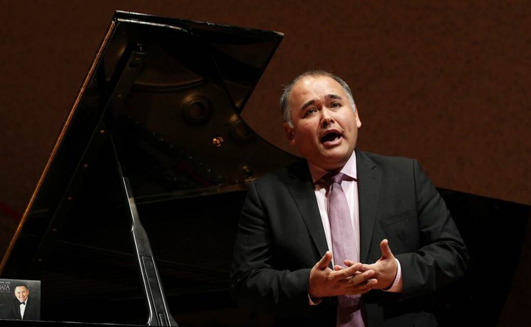 Camarena cautiva en Santiago con música chilena