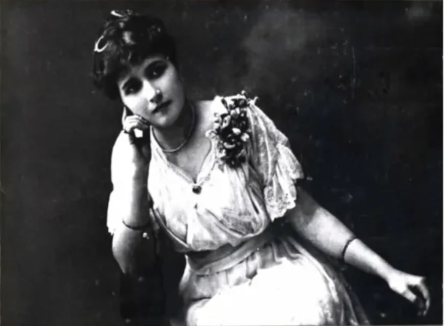 Teresa de la Parra, es una de las poetas más representativas de la literatura venezolana/ Iconografía Teresa de la Parra, cedidas por Elia Bunimovich, sobrina de la autora. El escaneo y copia de las fotografías originales fueron hechos por Adalberto Álvarez. Museo del libro Venezolano, editorial.