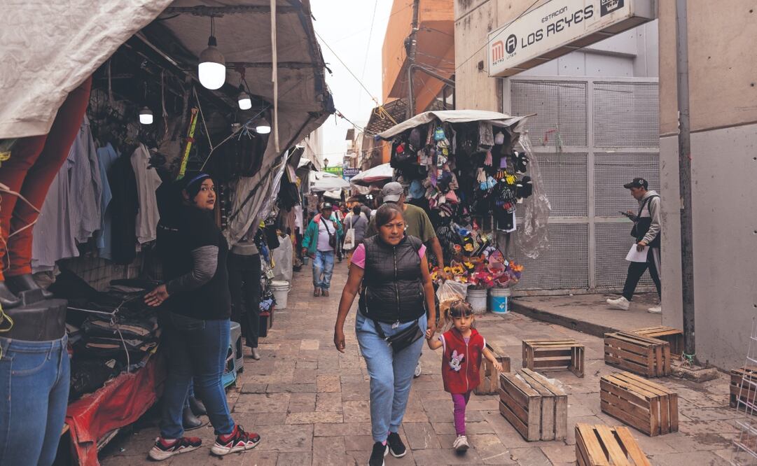 Usuarios de la estación Los Reyes, de la Línea A del Metro, deben sortear los puestos que se encuentran en la salida, así como a las personas que se detienen a adquirir algo. Fotografía de Hugo Salvador y Carlos Mejía