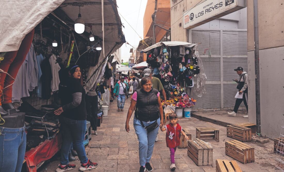 Usuarios de la estación Los Reyes, de la Línea A del Metro, deben sortear los puestos que se encuentran en la salida, así como a las personas que se detienen a adquirir algo. Fotografía de Hugo Salvador y Carlos Mejía