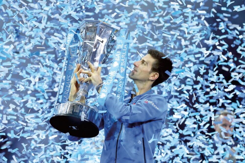 El serbio ganó su quinta Copa Masters, cuarta al hilo. Superó a su verdugo en la fase de grupos y saboreó como nunca el trofeo obtenido (TIM IRELAND. AP)