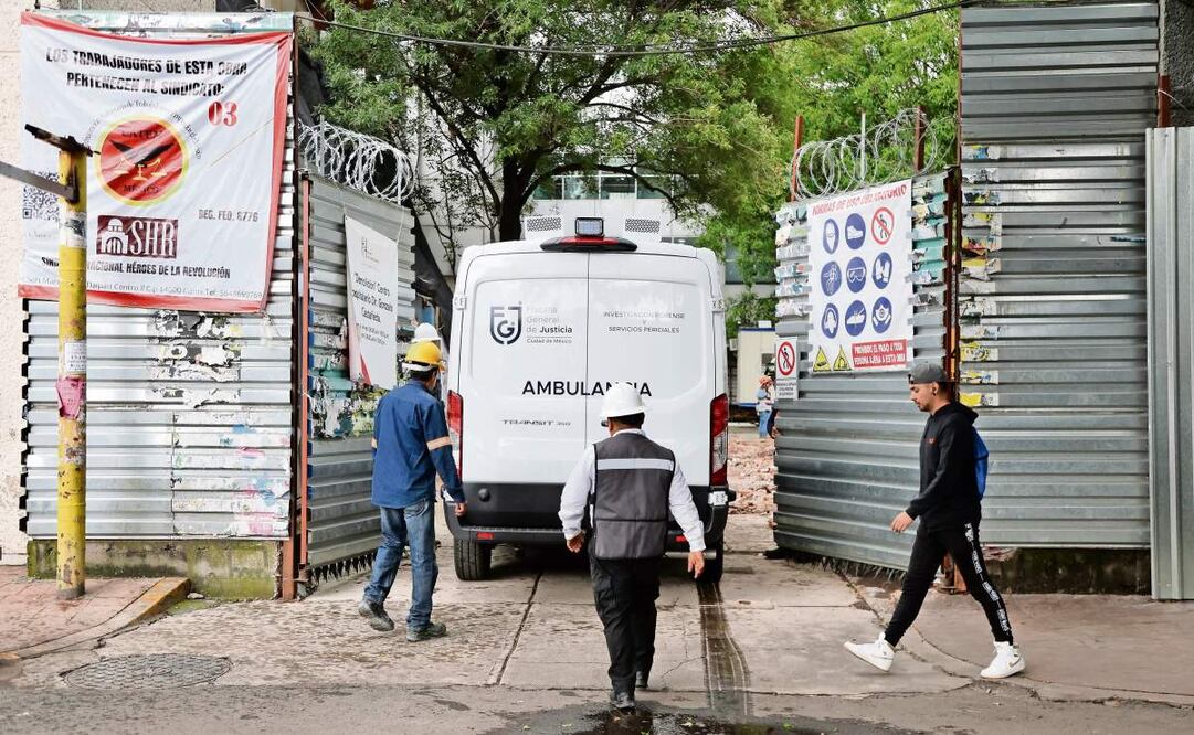 Tras sacar el cuerpo de la cisterna, éste se trasladó al Instituto de Ciencias Forenses para determinar las causas exactas de la muerte. Foto: Valente Rosas / EL UNIVERSAL