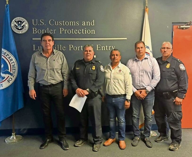 Alcaldes sonorenses se reunieron con autoridades de la Oficina de Aduanas y Protección Fronteriza en busca de una solución al cierre de los puentes. Foto: Especial