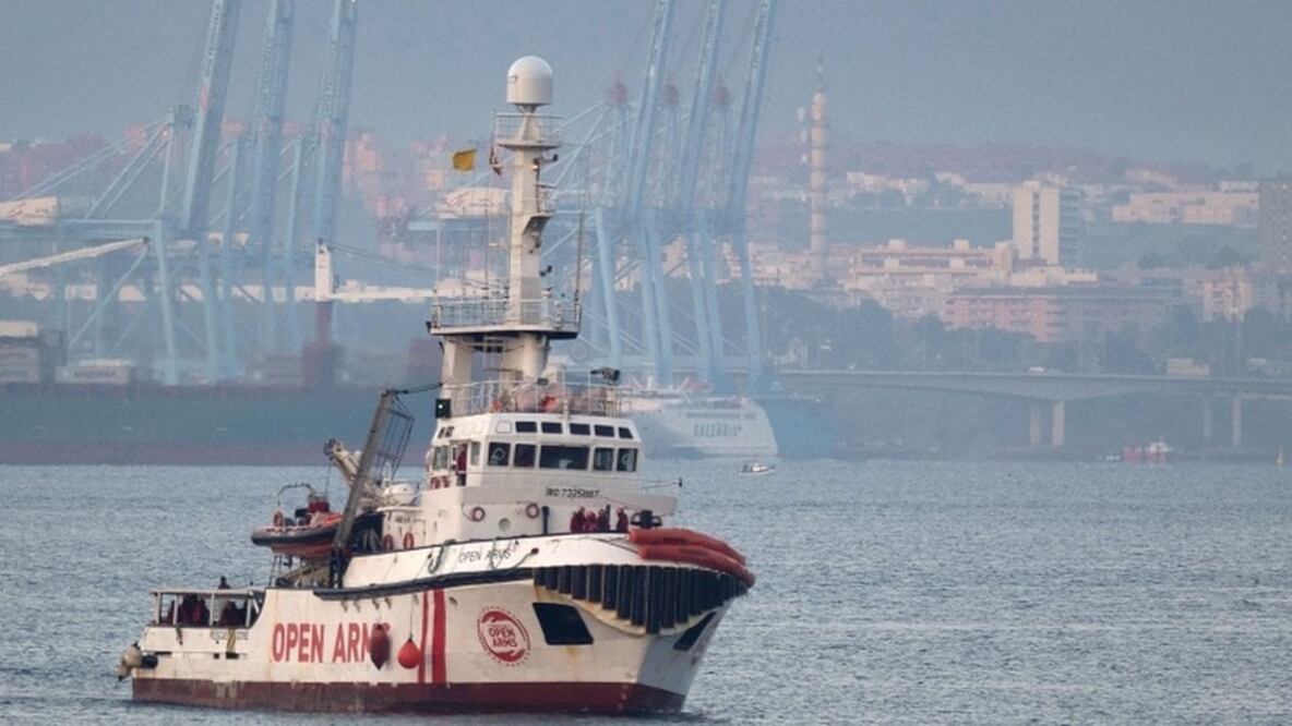 El Open Arms, de bandera española, lleva varios días cerca de las costas de la ciudad italiana de Lampedusa sin poder atracar. Foto: AFP 