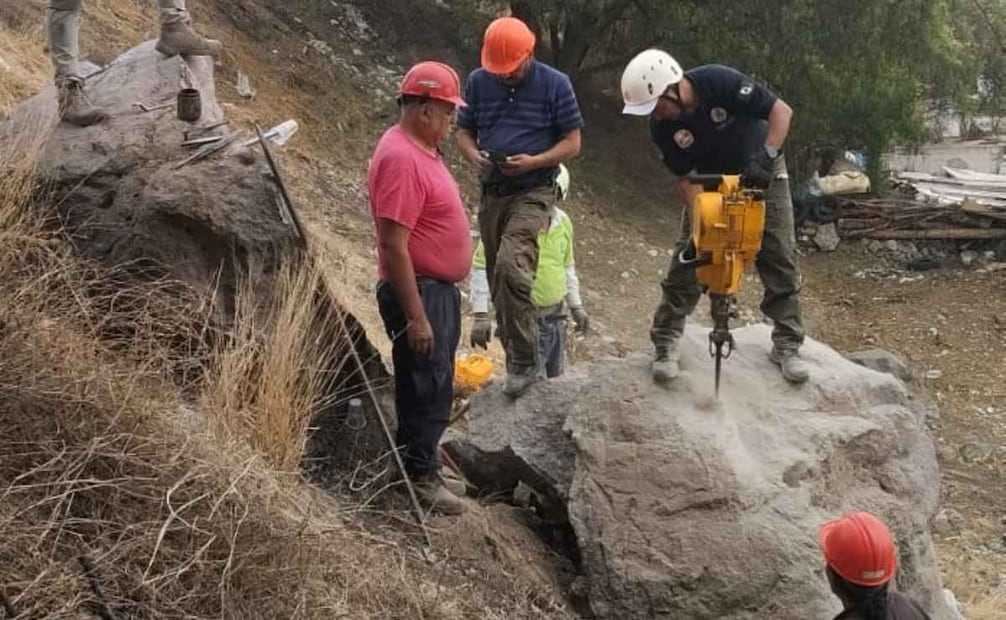 Al lugar acudieron elementos del Equipo de Mitigación de Riesgos a partir la roca con el fin de disminuir el riesgo. Foto: Especiales.