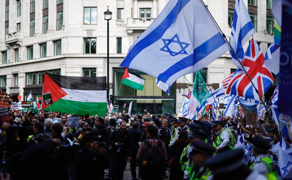 Portando pancartas y banderas palestinas y libanesas, los manifestantes, llegados de todo el país, recorrieron el centro de Londres. Foto: EFE