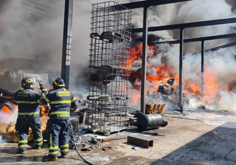Incendio en bodega de poliuretano en Iztapalapa genera grandes columnas de humo; fuego fue confinado y no representa riesgo: Bomberos. Foto: Especial