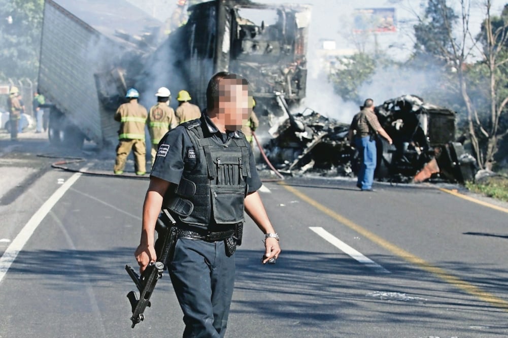 Pistoleros del Cártel Jalisco Nueva Generación (CJNG ) incendiaron vehículos en el sur de Guadalajara, Puerto Vallarta y otras ciud ades de ese estado, como parte de un narcobloqueo en agosto de 2012. (FOTOS: ARCHIVO EL UNIVERSAL)