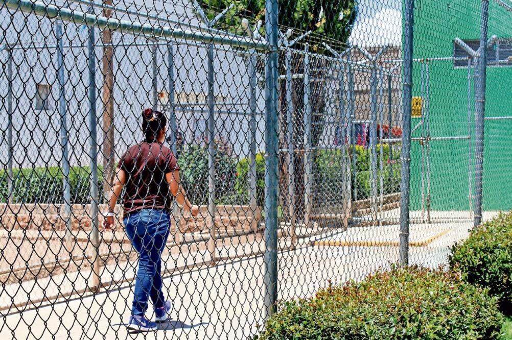 Maricruz Delgado Arroyo, de 44 años, es una de las 90 madres que están internadas en el Centro Regional de Reinserción Social (Cerereso) de Cieneguillas y una de las 48 sentenciadas (IRMA MEJÍA. EL UNIVERSAL)