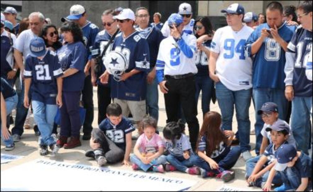 Aficionados de Dallas Cowboys se toman la foto anual