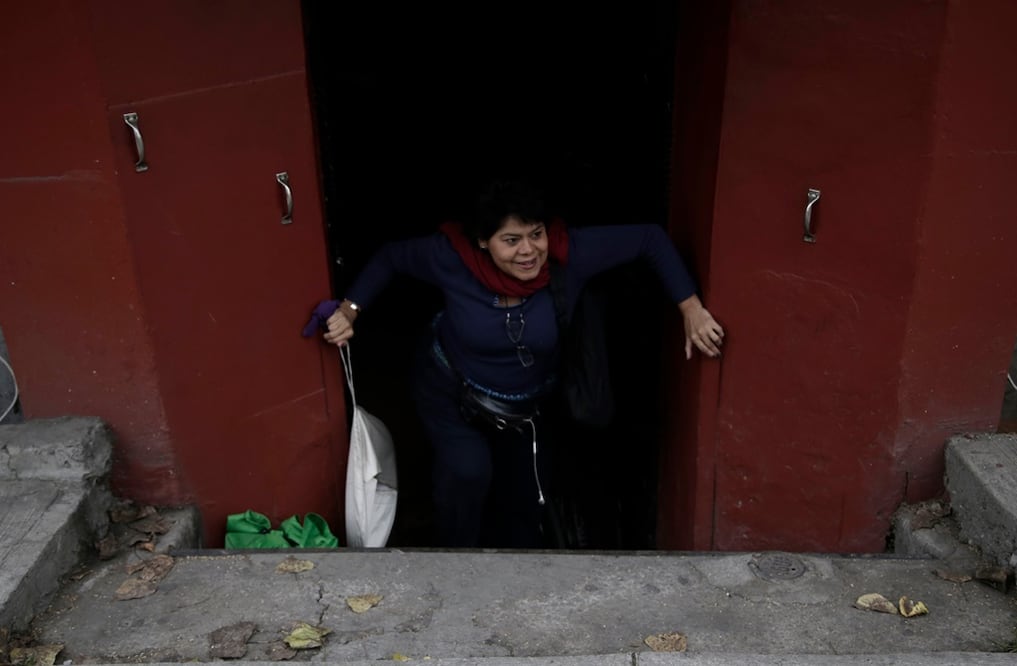 Son las 11:00 de la mañana y Edmeé Aguirre de 58 años lleva 15 minutos  en los escalones de la puerta del edificio donde vive. Tiene discapacidad motriz y espera a que una persona le ayude a sacar su silla de ruedas para ir al médico. 