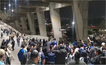 Barra del Querétaro, presente en el Estadio Azteca; seguridad impide choque con aficionados del América