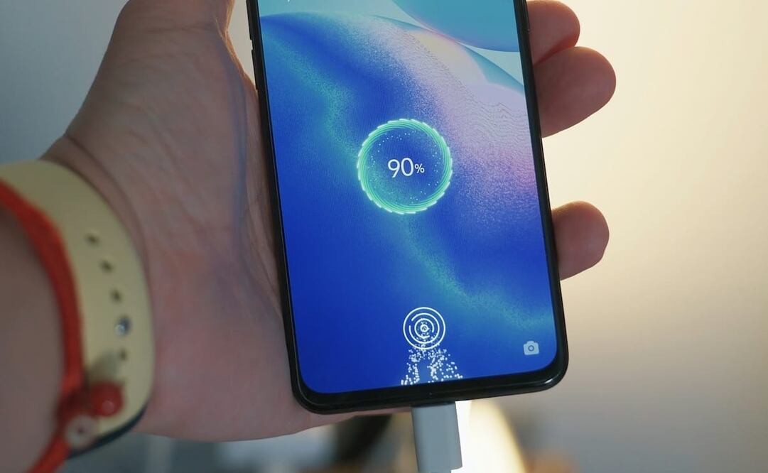 ¿Qué se conecta primero, el cargador o el celular?. Foto: Unsplash