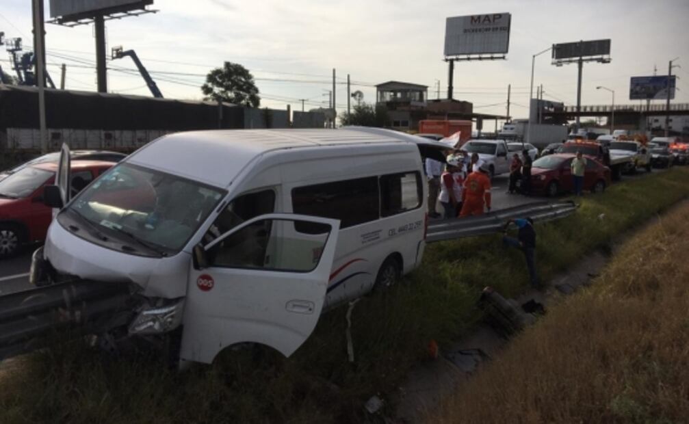 Camioneta de personal se estrella contra barrera de contención en San Luis Potosí