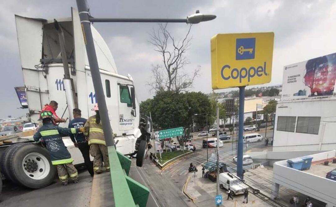 En el lugar, ubicado entre las avenidas Mario Colín y Sor Juana con dirección hacia Naucalpan, laboran dos grúas que apoyan para poder mover el vehículo pesado. Foto: Especial 