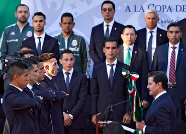 Enrique Peña Nieto abanderó a la Selección Mexicana