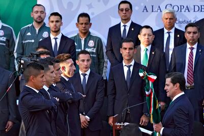 Enrique Peña Nieto abanderó a la Selección Mexicana