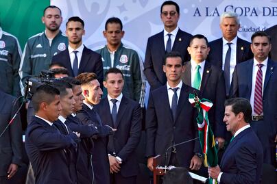 Enrique Peña Nieto abanderó a la Selección Mexicana