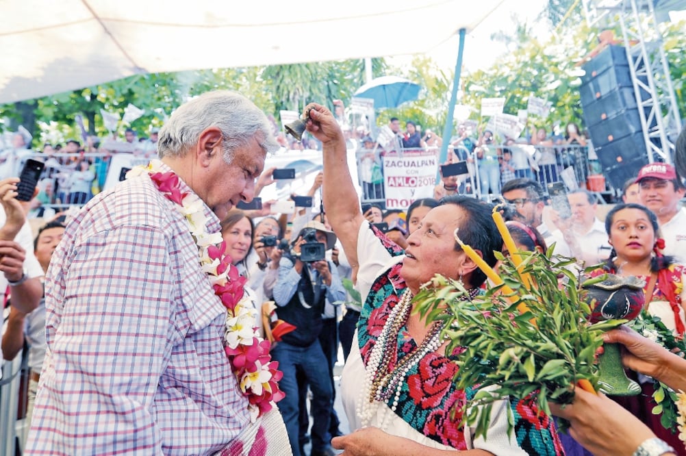 El candidato de la coalición Juntos Haremos Historia (Morena, PES y PT), Andrés Manuel López Obrador, acudió a Tantoyuca, municipio de Veracruz, a que le realizaran una limpia. Foto: VALENTE ROSAS. EL UNIVERSAL