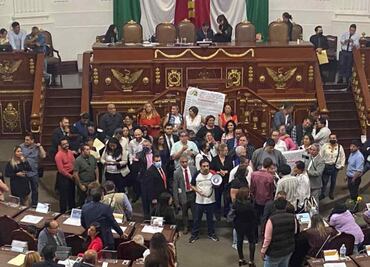 Trabajadores del Congreso de la CDMX toman salón de plenos; denuncian violaciones laborales