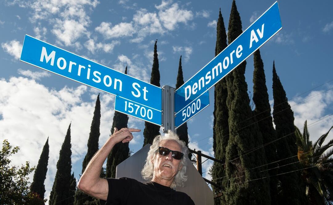 John Densmore muestra placas nuevas en la intersección de Morrison Street y Densmore Avenue. FOTO: AP