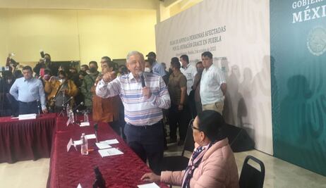 Manifestantes dan portazo en evento de AMLO en Puebla