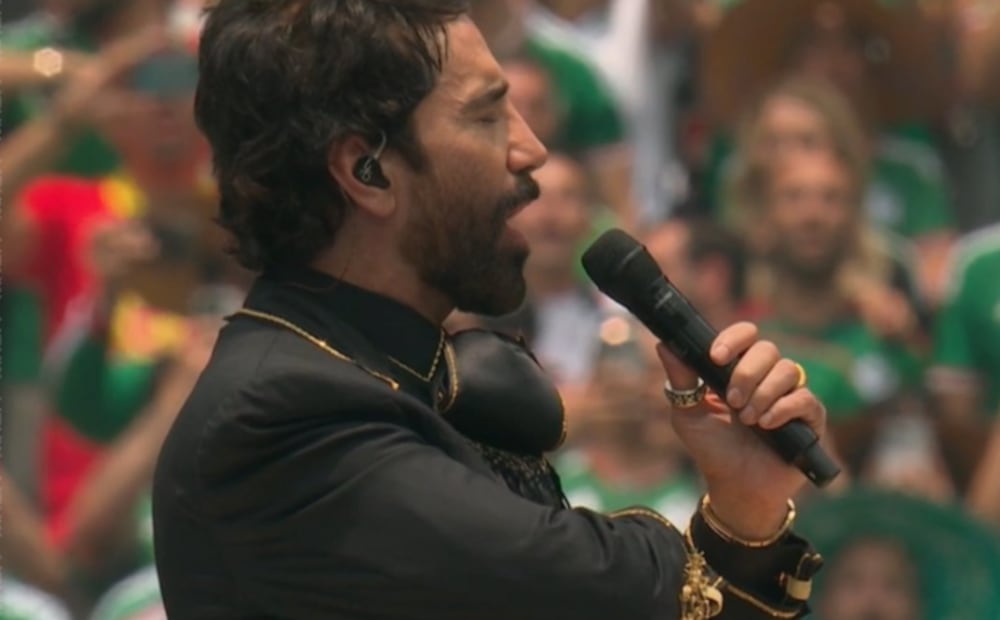 Alejandro Fernández, "el Potrillo", interpreta el Himno Nacional Mexicano en la inauguración del Mundial 2026, en el Estadio Ciudad de México.
Foto: X