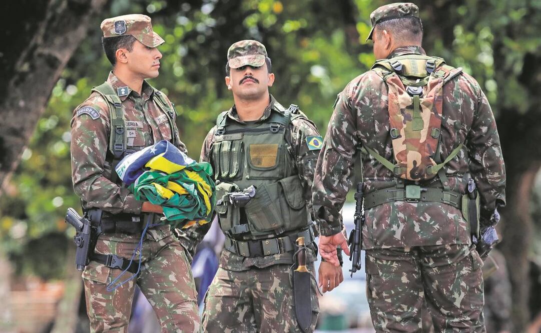 Soldados en el campamento liberado de Brasilia, que montaron los bolsonaristas.