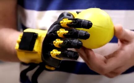VIDEO: Estudiantes construyen mano robótica para nuevo compañero de clase en EU