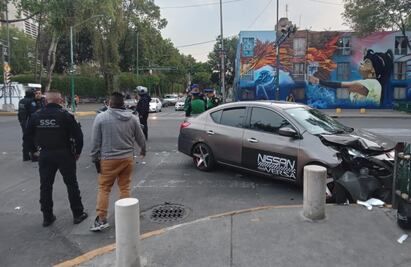 Automovilista atropella a motopatrullero y termina estrellándose en jardinera de la colonia Buenavista