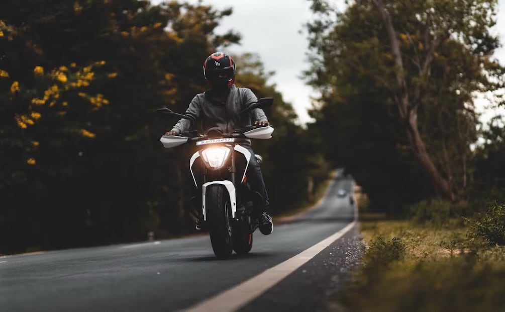 Conoce cuál es la función del freno trasero de tu moto. Foto: Unsplash