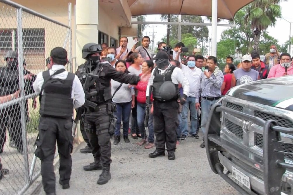 Decenas de familiares de los internos acudieron al penal, donde exigieron a gritos que ingresaran ambulancias para atender a los reos heridos; además, intentaron impedir el acceso de elementos de la policía antimotines. (ABISAI RUBIO. XINHUA)