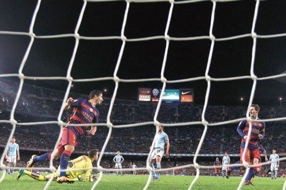 Cuando todo mundo esperaba el tiro directo, Lionel Messi tira el balón lateral, para que Luis Suárez marque (MANU FERNÁNDEZ. AP)