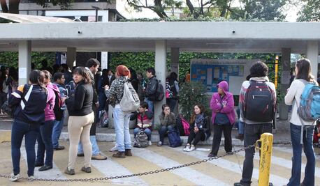 Alumnos acuerdan seguir paro en Facultad de Filosofía de la UNAM