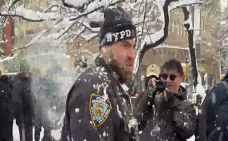 VIDEO: Policía de Nueva York investiga ataque con bolas de nieve a oficiales en Manhattan; "trátenlos con respeto", pide alcalde