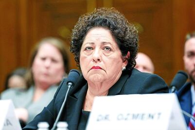 Cae directora de personal de EU tras ciberataque