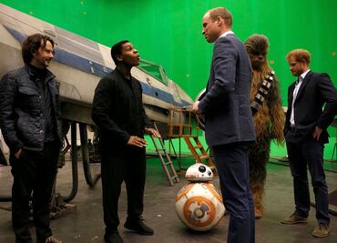 Príncipes británicos visitan set de "Star Wars"