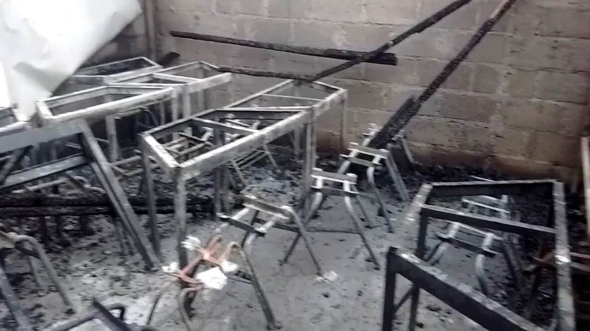 El fuego consumió las instalaciones de la primaria "José Martí", construidas en su mayoría con láminas, madera y otros materiales altamente flamables (EMILIO FERNÁNDEZ. EL UNIVERSAL)