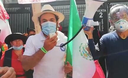 Manifestantes de FRENAAA agreden a reportera de EL UNIVERSAL afuera del Senado