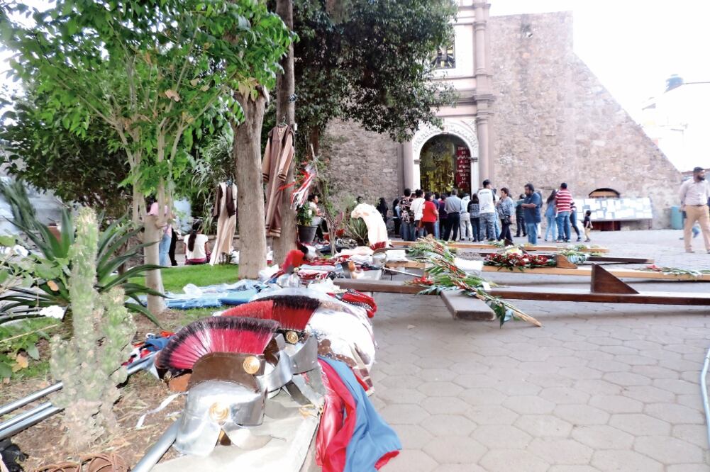 Organizadores y participantes de la escenificación acudieron a bendecir sus objetos de trabajo y la ropa que usarán en una ceremonia especial que se realizó en la parroquia local. (JUAN M. BARRERA. EL UNIVERSAL)