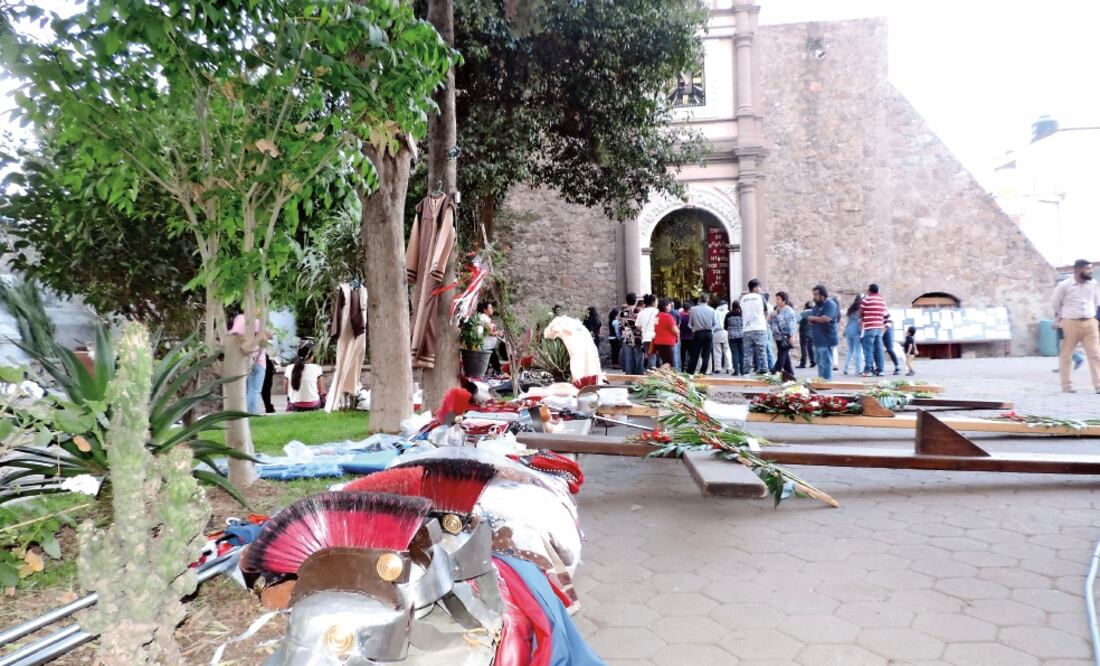 Organizadores y participantes de la escenificación acudieron a bendecir sus objetos de trabajo y la ropa que usarán en una ceremonia especial que se realizó en la parroquia local. (JUAN M. BARRERA. EL UNIVERSAL)